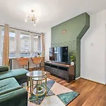 Chic 2-Bed Flat With Workspace, Balcony, Parking