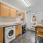 Chic 2-Bed Flat With Workspace, Balcony, Parking