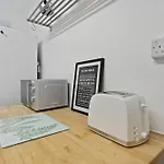 Chic 2-Bed Flat With Workspace, Balcony, Parking