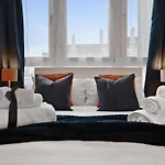 Chic 2-Bed Flat With Workspace, Balcony, Parking