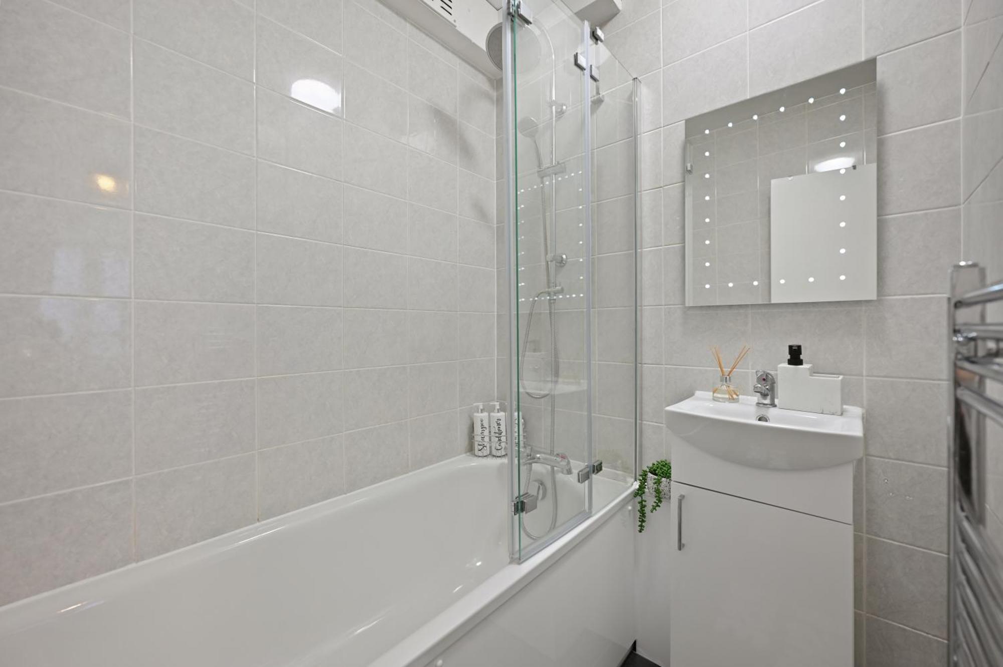 Appartamento Chic 2-bed Flat With Workspace, Balcony, Parking *