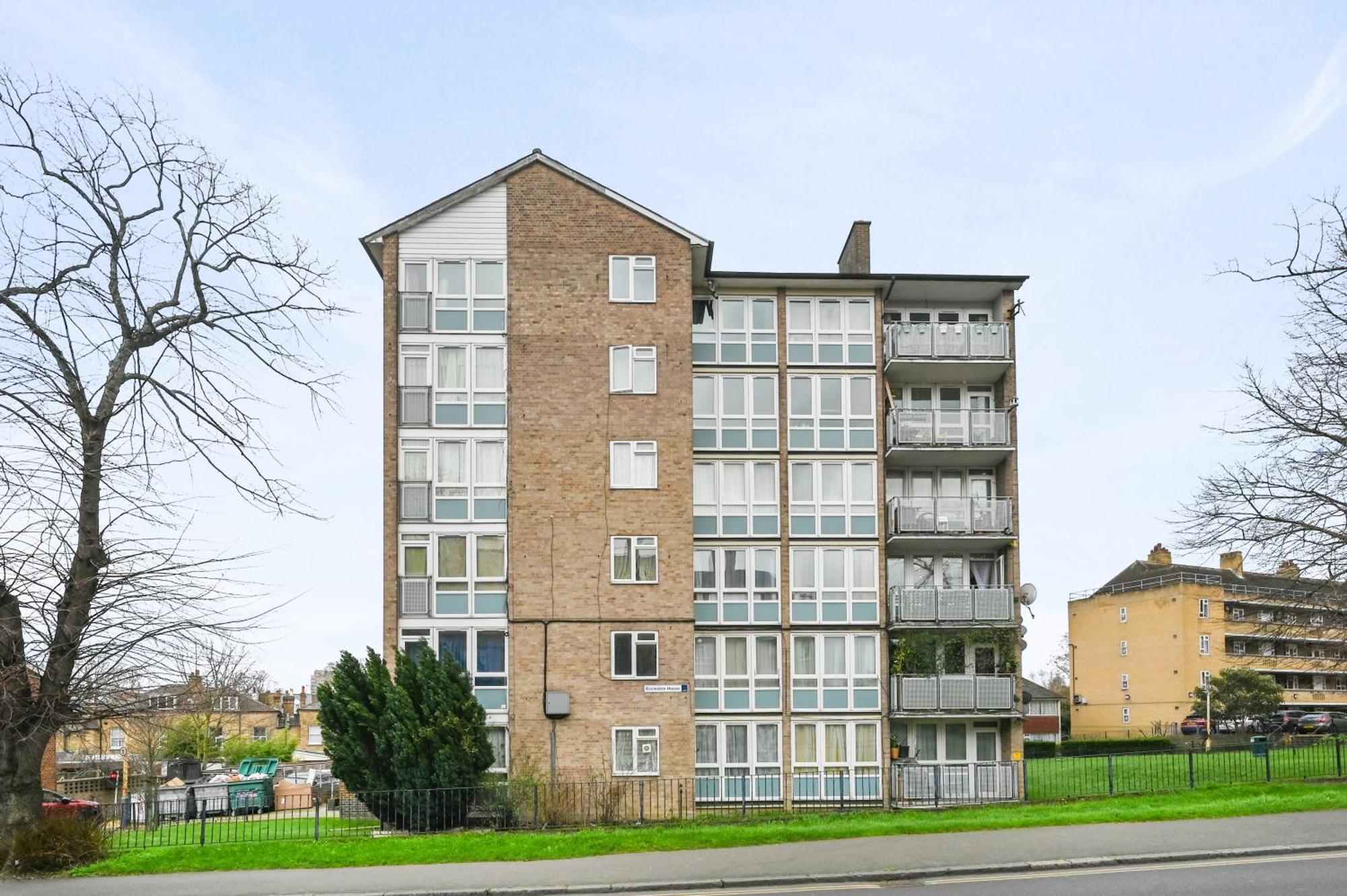Chic 2-bed Flat With Workspace, Balcony, Parking *