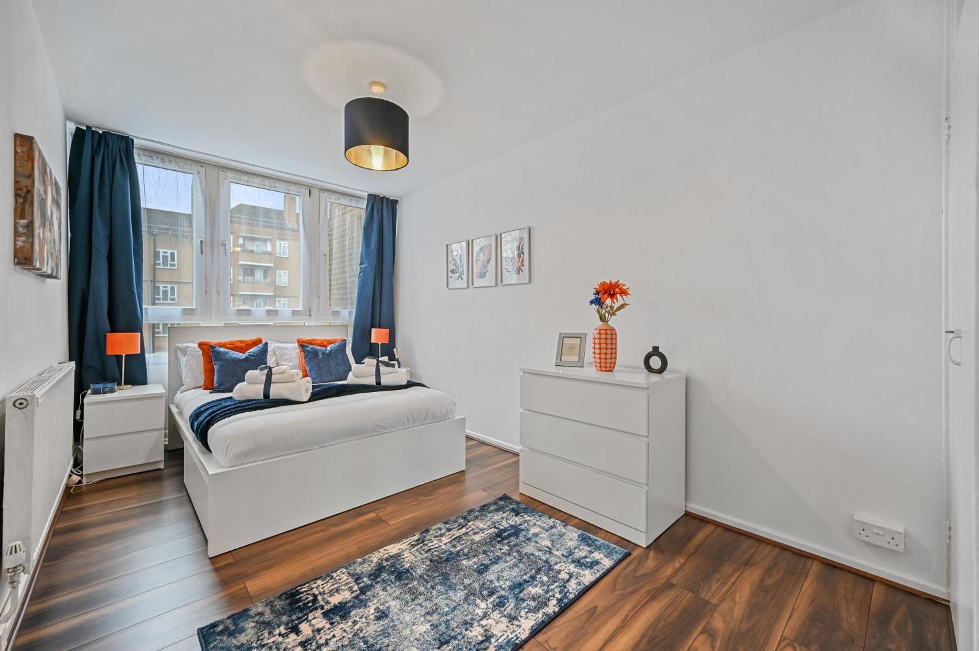 Chic 2-bed Flat With Workspace, Balcony, Parking Londra
