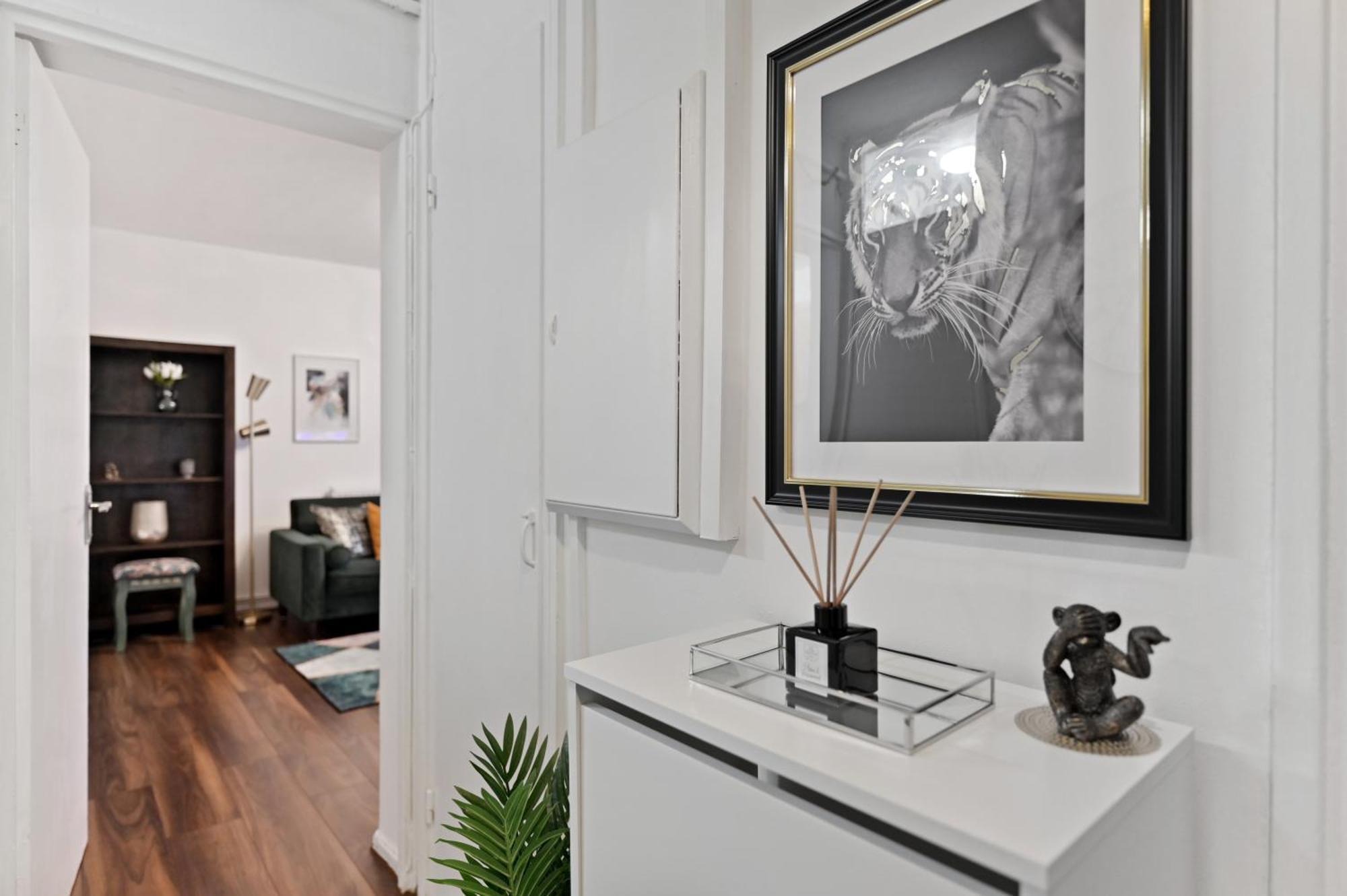 Chic 2-bed Flat With Workspace, Balcony, Parking Londra