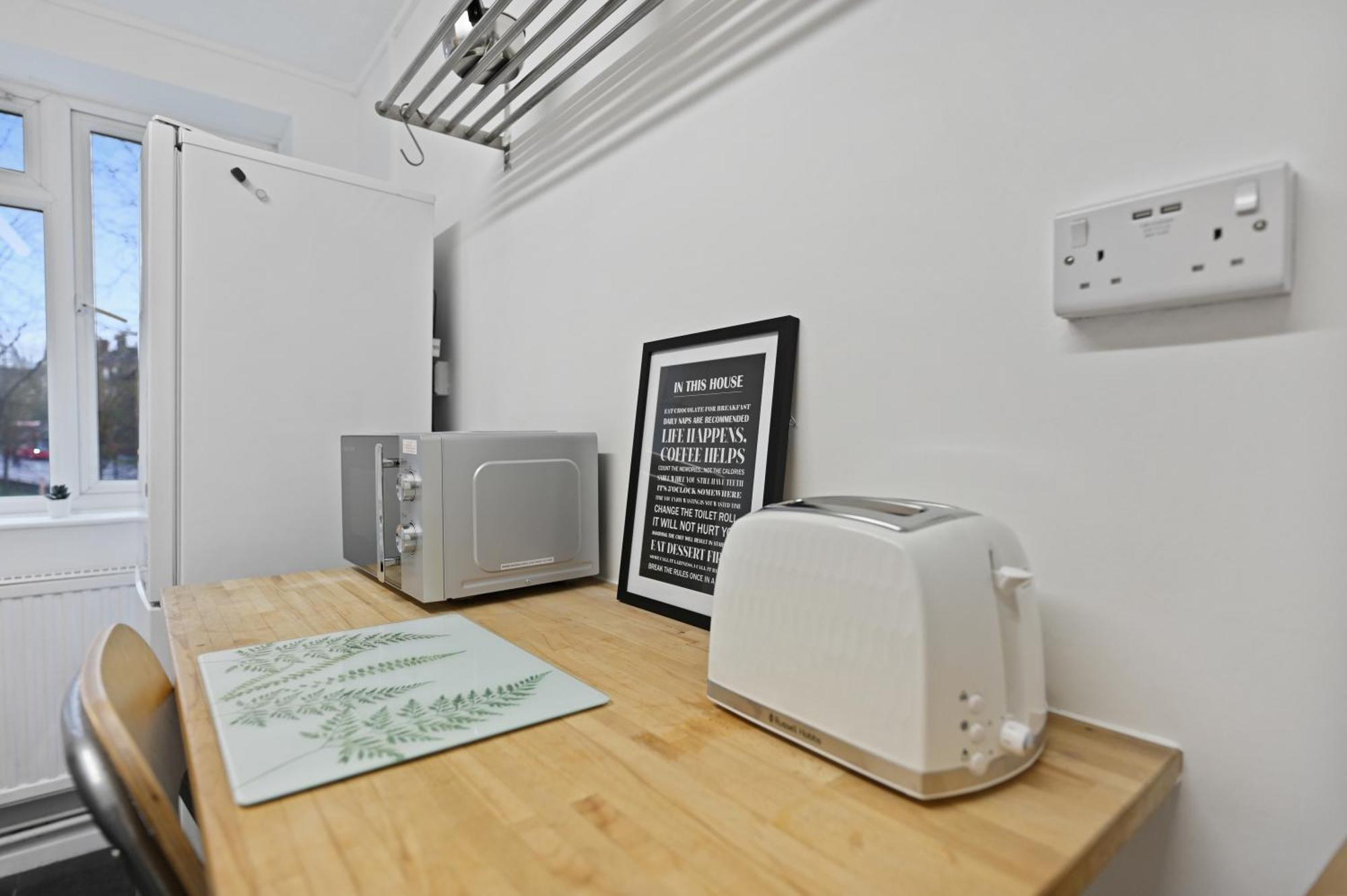 Appartamento Chic 2-bed Flat With Workspace, Balcony, Parking Londra