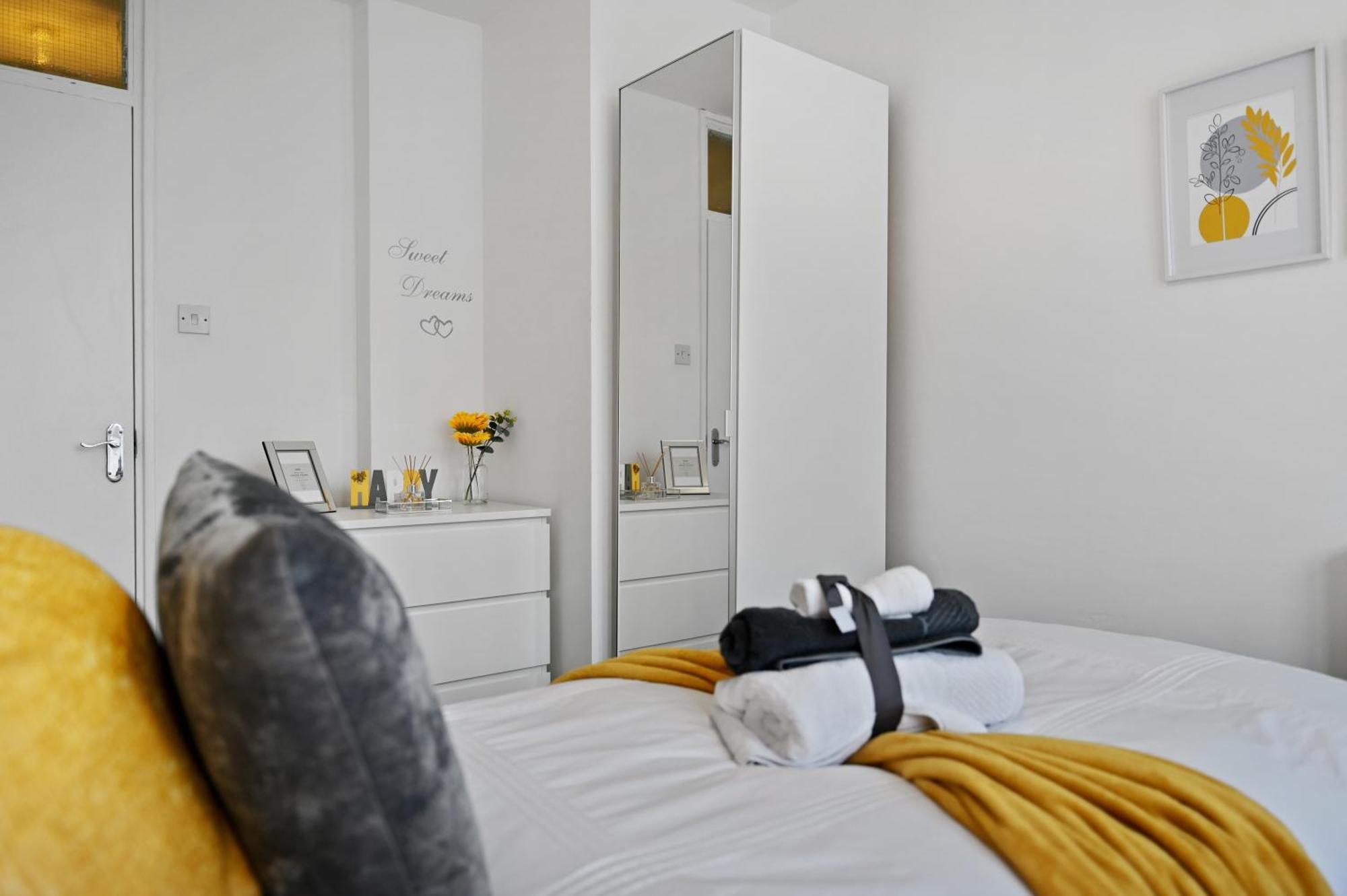 Chic 2-bed Flat With Workspace, Balcony, Parking Appartamento