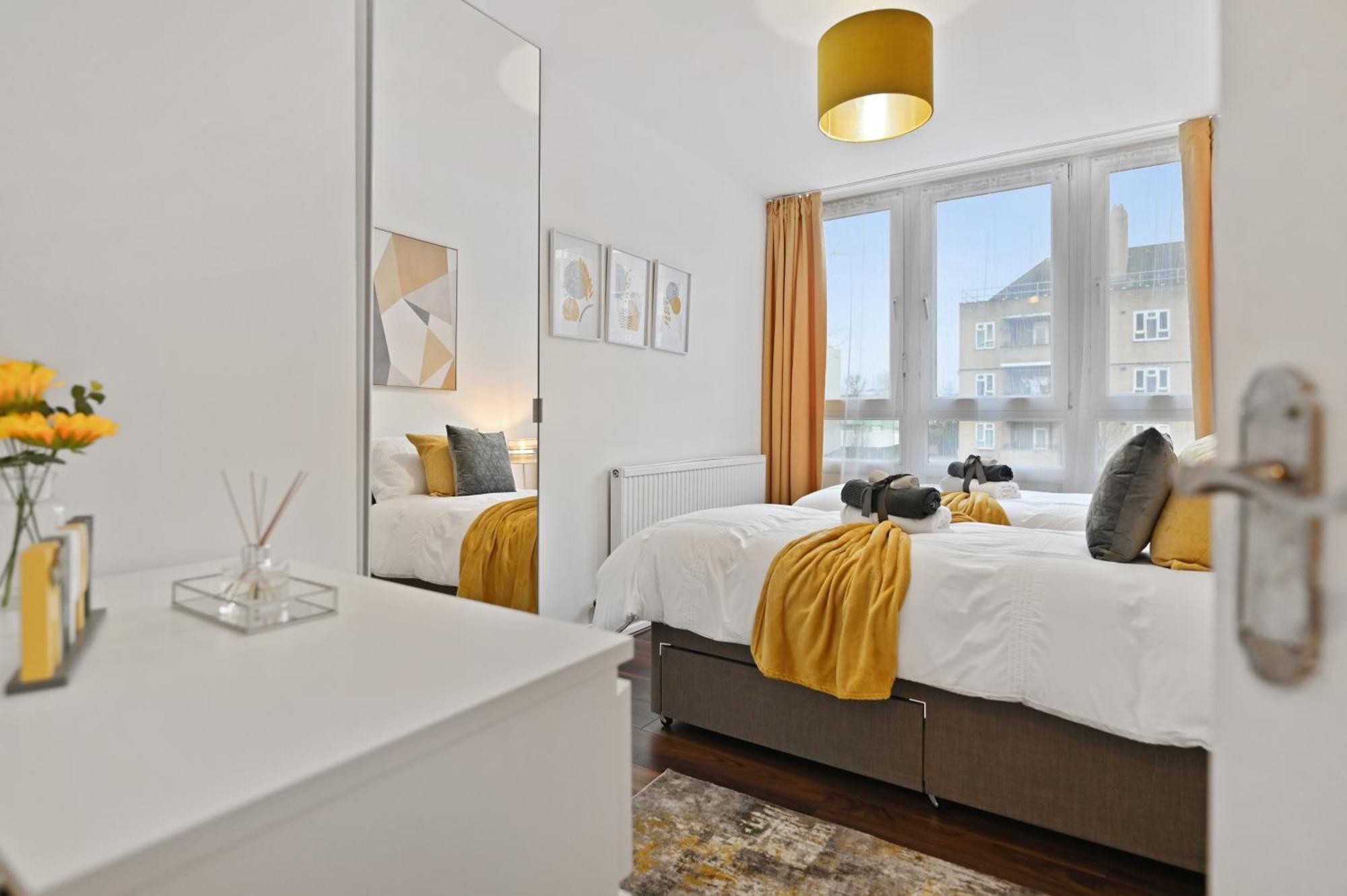 Chic 2-bed Flat With Workspace, Balcony, Parking