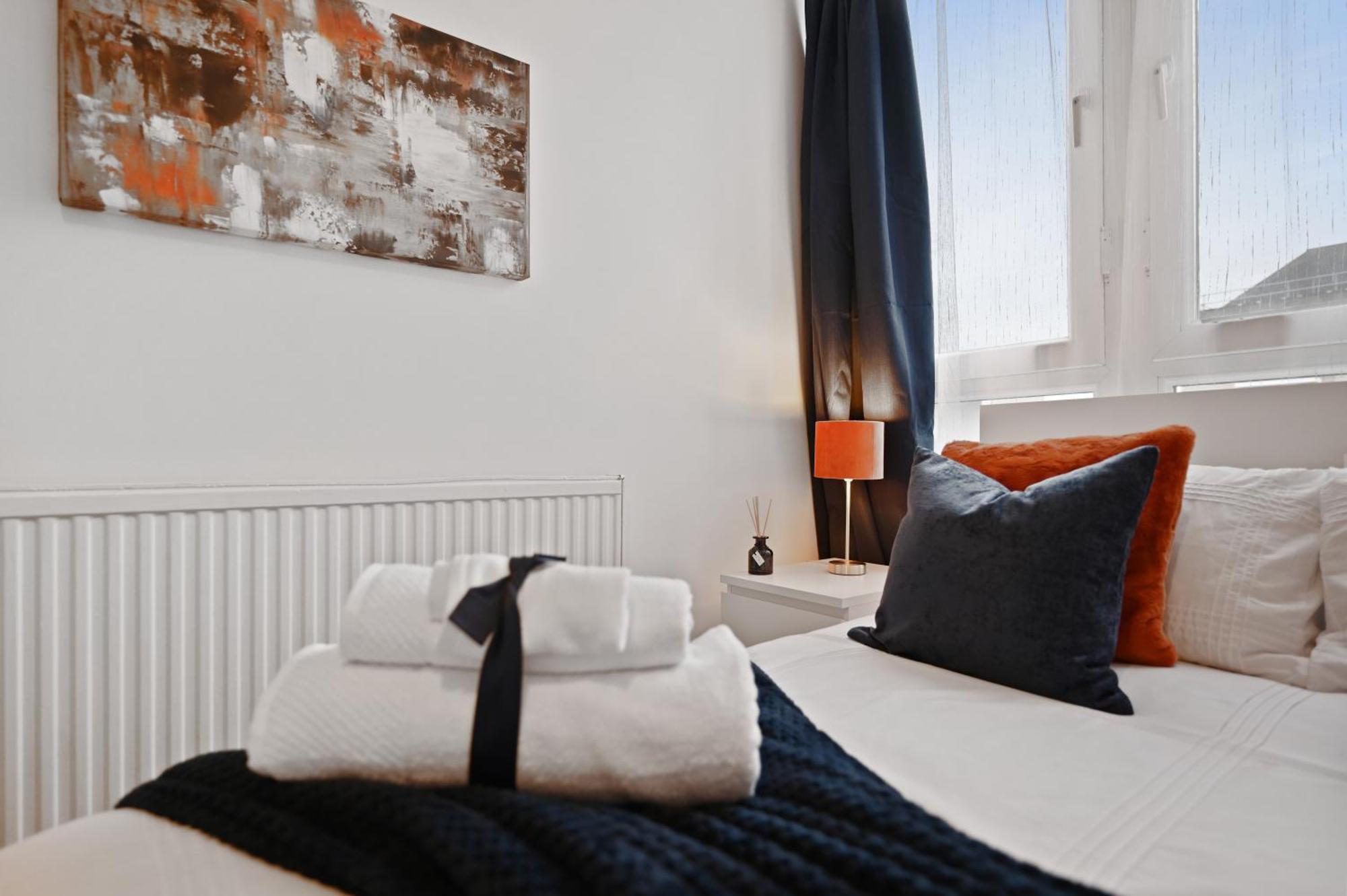 Chic 2-bed Flat With Workspace, Balcony, Parking Londra