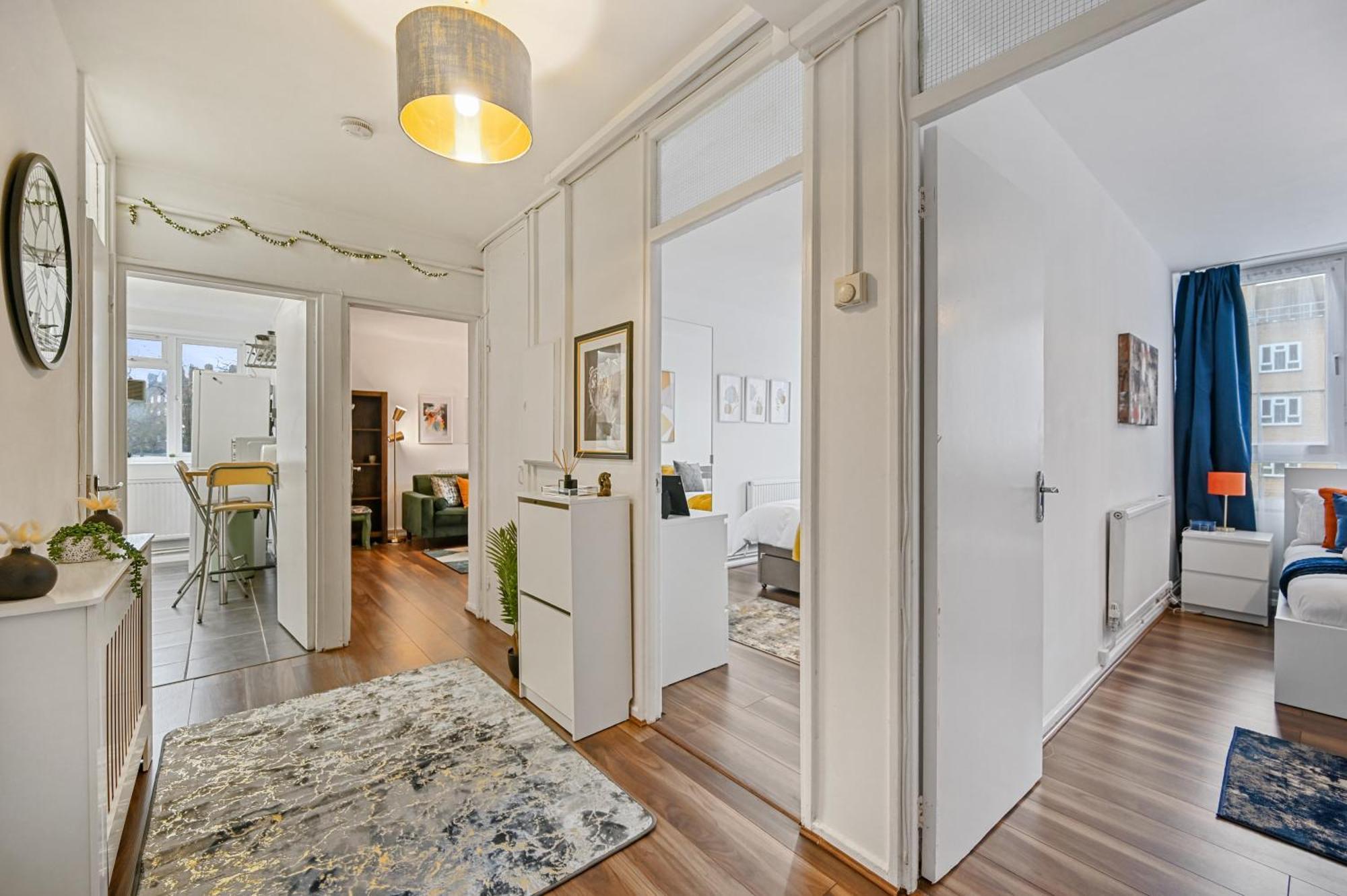 Appartamento Chic 2-bed Flat With Workspace, Balcony, Parking
