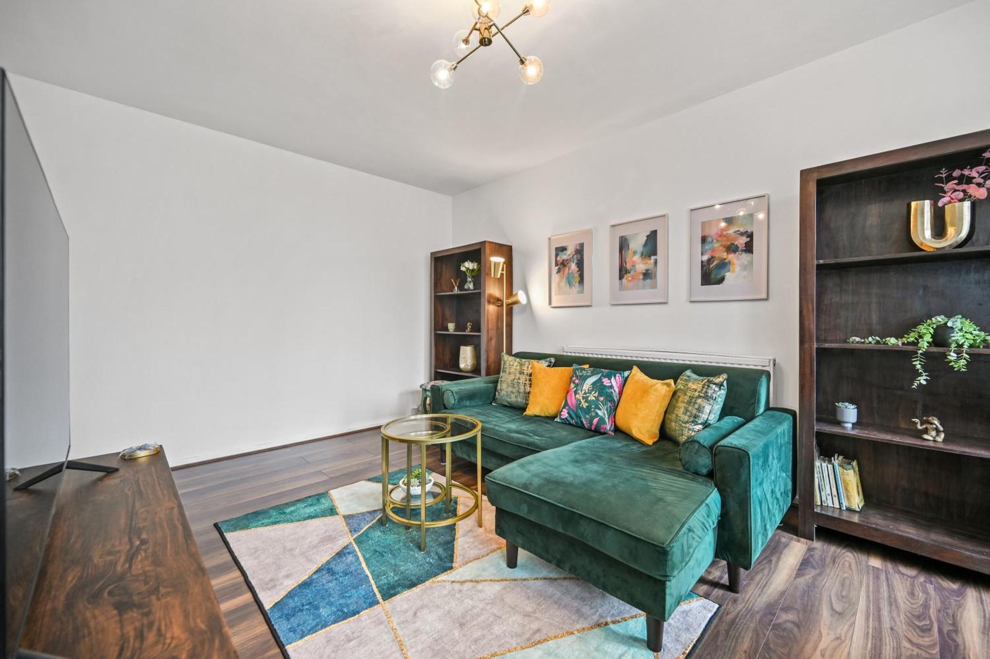 Chic 2-bed Flat With Workspace, Balcony, Parking Appartamento *